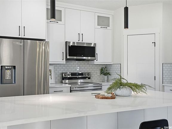 5th image of 818 Ballesteros CRESCENT