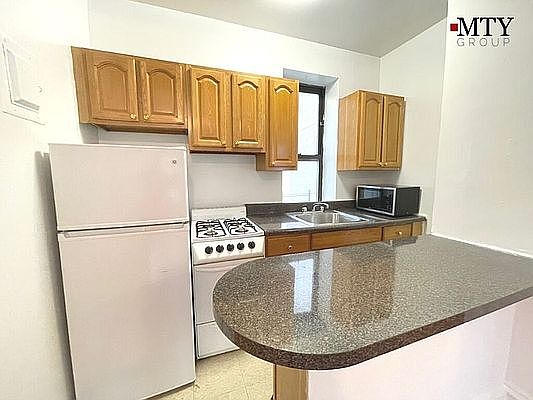 5th image of 155 E 52nd St APT 8D