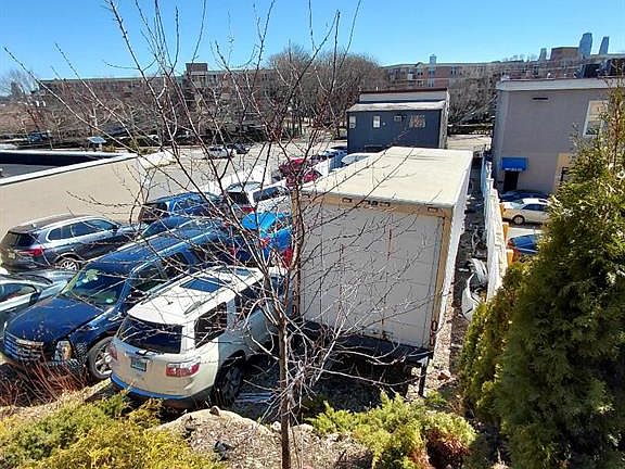 4th image of 830 River Rd