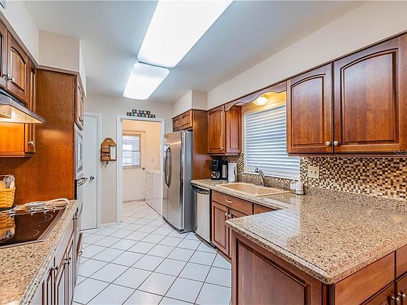 5th image of 715 Sahara Dr