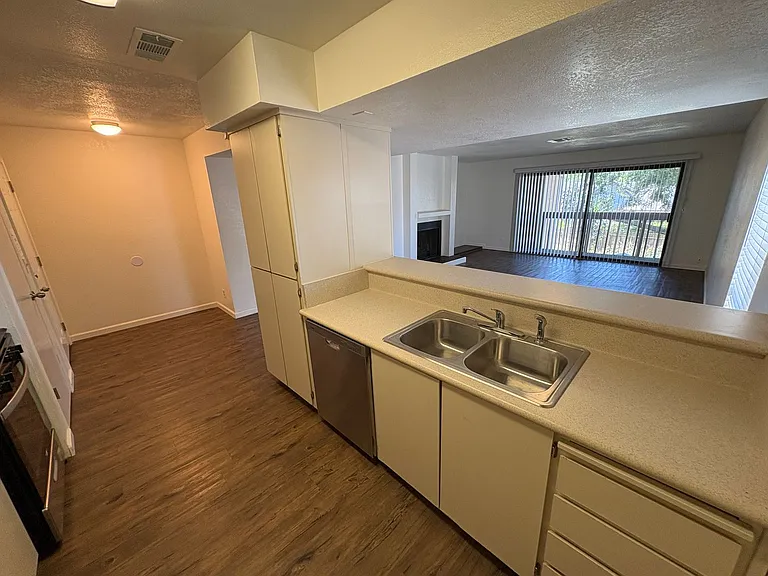 212 N Crenshaw St — Photo 18
