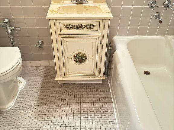 5th image of 16 Stoner Ave APT 1G