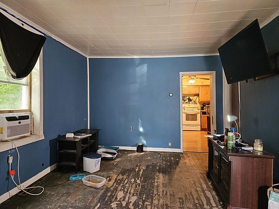 3rd image of 527 Cedar St