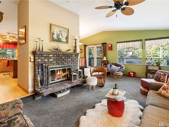 5th image of 2220 Dogwood St NE