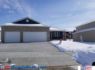 1260 Oakview Dr, Hickman, NE 68372