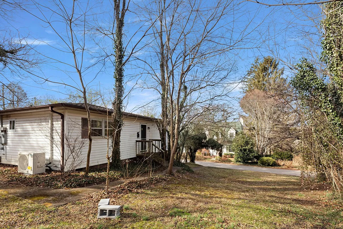 Building Photo - 8 Golf St #B