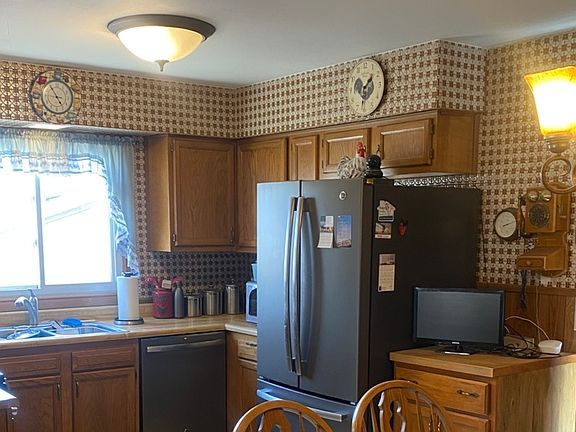 2nd image of 811 Oakton Ave