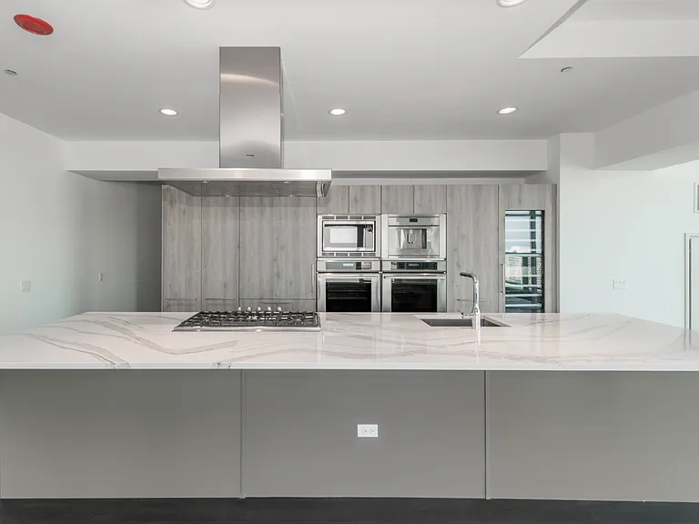 240 E Illinois St #5202 — Photo 3