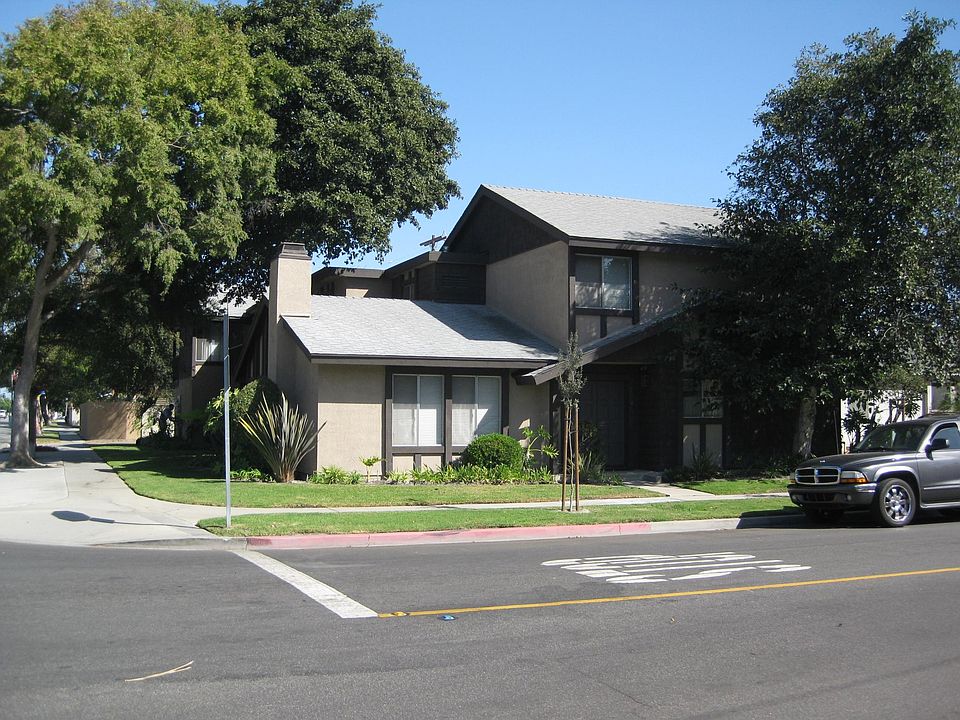 This is a 4-unit complex in East Long Beach