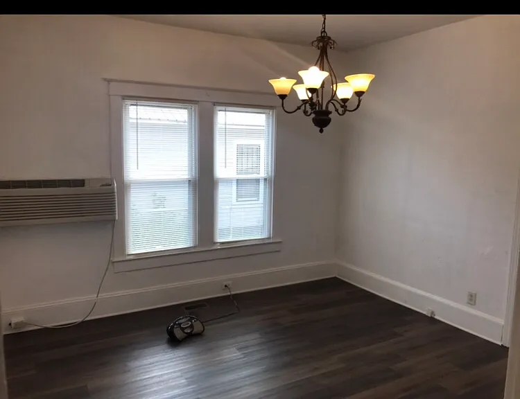 1104 S George St — Photo 8