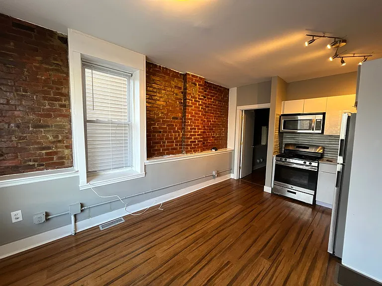 588 East St — Photo 14