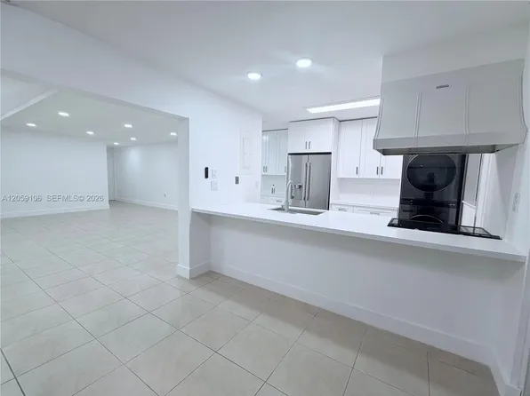 7011 Crown Gate Ct, Miami Lakes, FL 33014