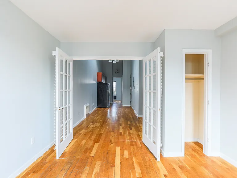 325 Melrose St #3L — Photo 2
