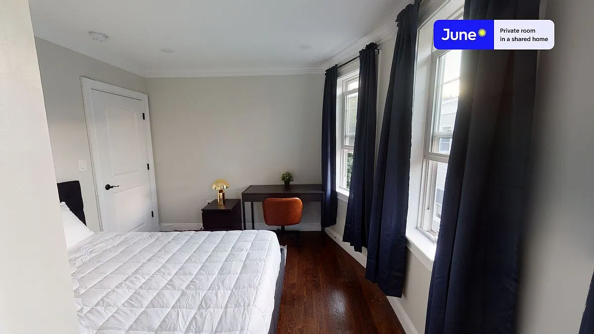 Queen bedroom in 5 bed/1.5 bath home in Brighton #571 B — Photo 2