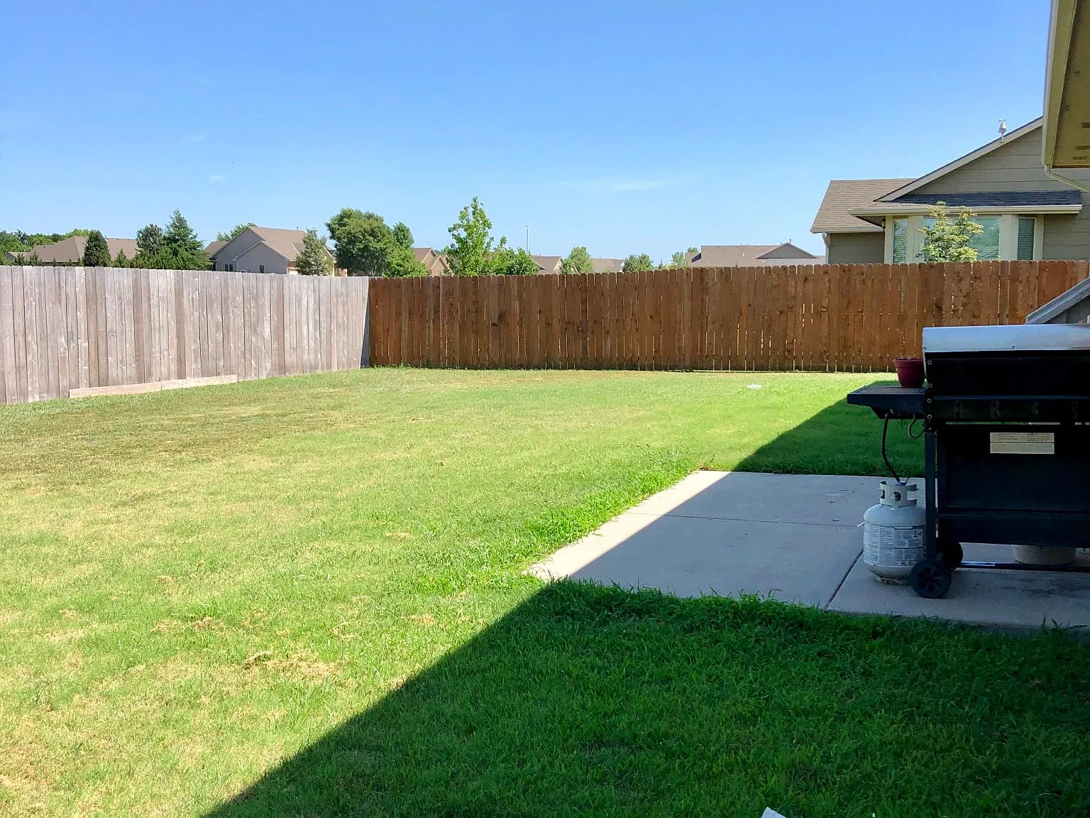 5 bed, 2220 sqft, $2,200 — Photo 2