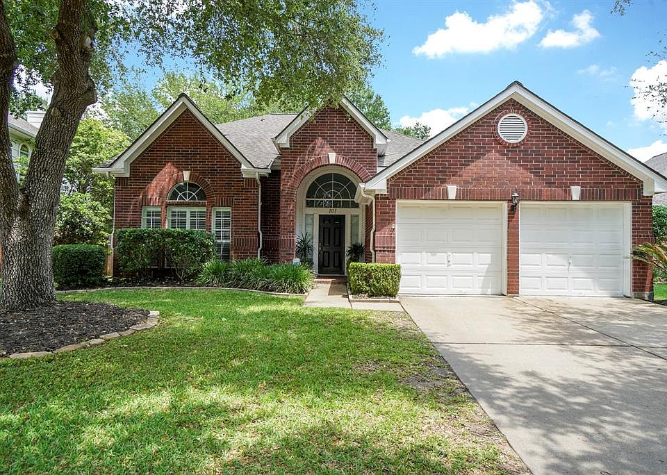 This New Territory home is located on a cul-de-sac lot. The double wide driveway will provide plenty of parking for your guests.
