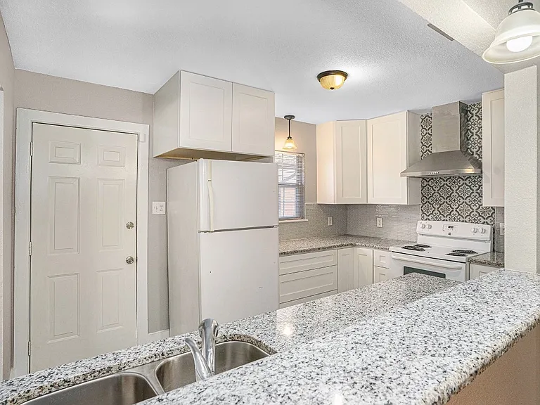 2533 Warren Ave — Photo 33