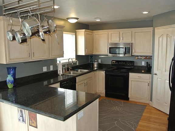 3rd image of 411 W Lakeview Dr