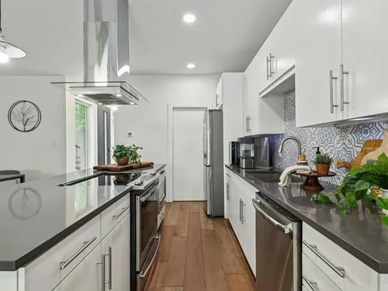 4413 Roseland Ave — Photo 23