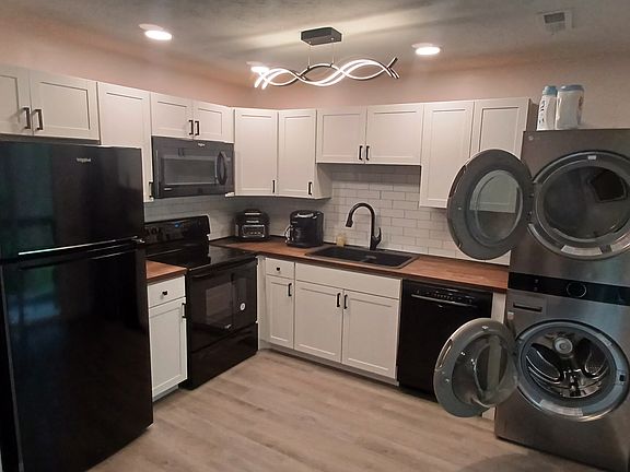 3rd image of 1810 Parkwood Ln #12