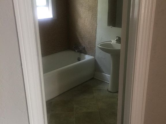 Bathroom (upstairs)