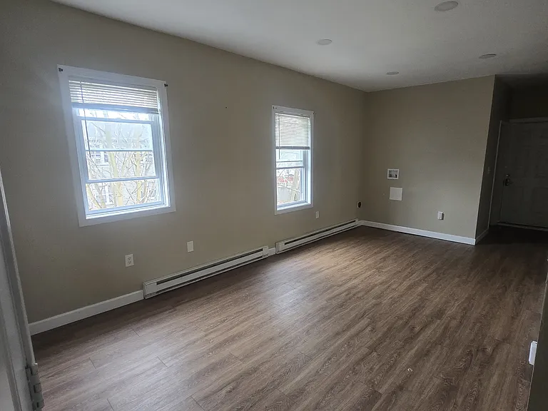18 Dewitt St — Photo 2