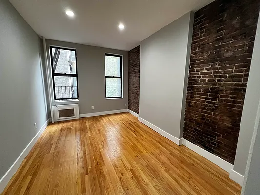 Rented by Salon Realty Corp | media 8