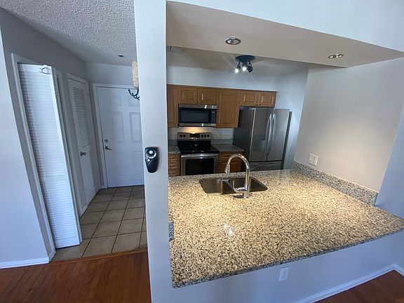 5th image of 1000 W Horatio St APT 323
