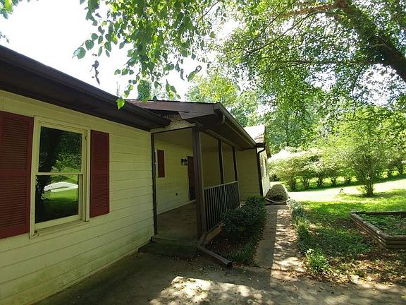 3rd image of 925 Curry Cir SE