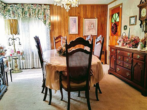 DinningRoom w Corner Windows