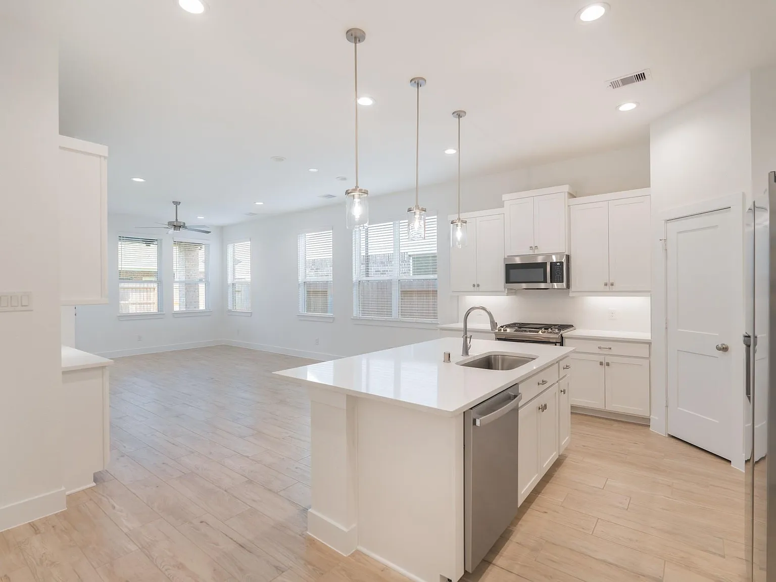 3 bed, 2.0 bath, 1697 sqft, $2,450 — Photo 2