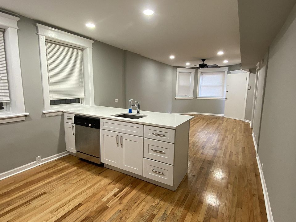 KITCHEN/LIVING ROOM COMBO