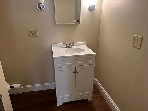 Larger bathroom en suite.