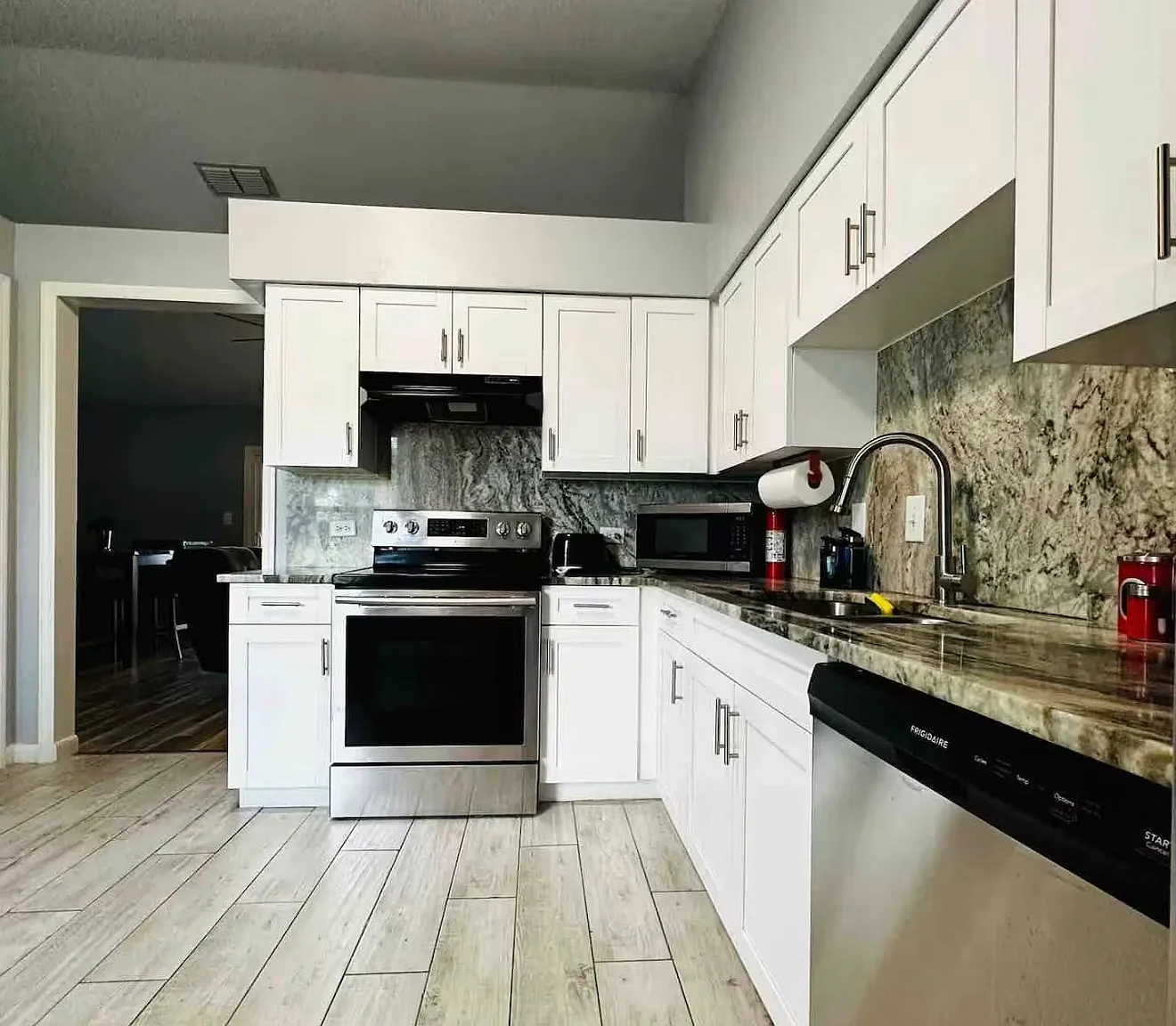 3 bed, 2042 sqft, $2,150 — Photo 2