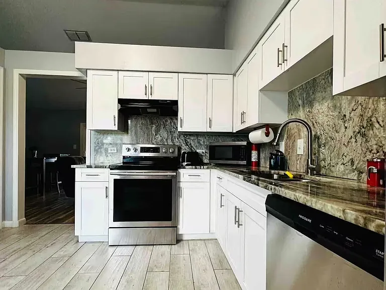 805 Mendoza Dr — Photo 2