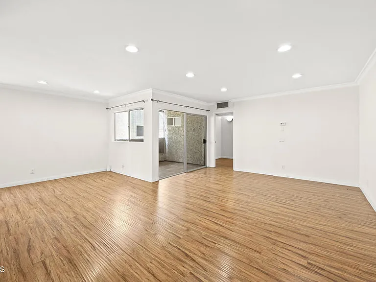 1339 N Columbus Ave #204 — Photo 6
