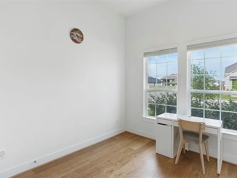 300 Hollister Dr — Photo 19