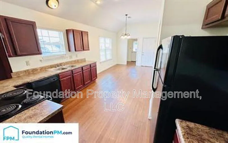 3 bed, 2.0 bath, 1330 sqft, $1,550 — Photo 3
