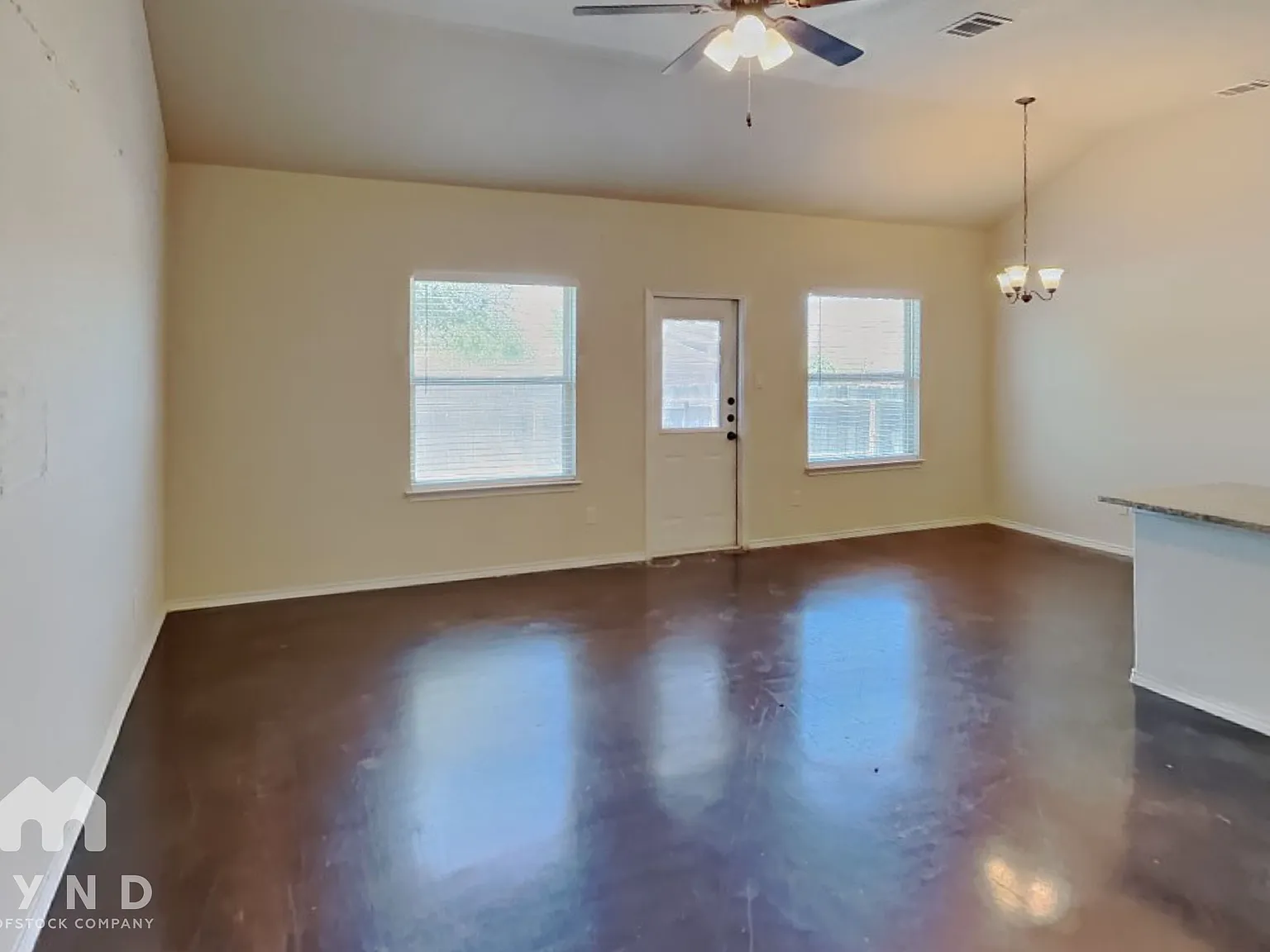 3 bed, 2.0 bath, 2744 sqft, $1,400 — Photo 2