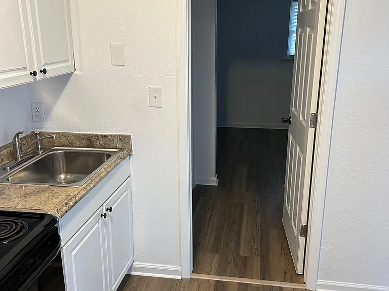 1422 W Brooks St — Photo 4