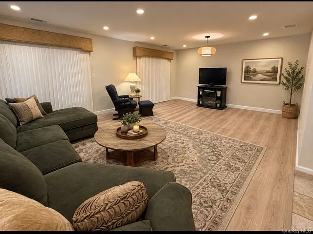 2 bed, 3.0 bath, 1000 sqft, $4,650 — Photo 2