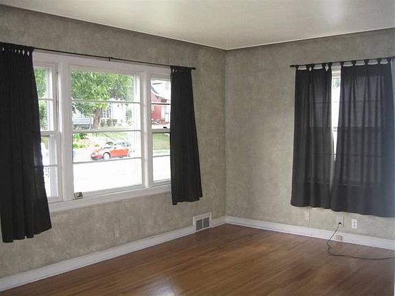 Living Room w/ Hardwood