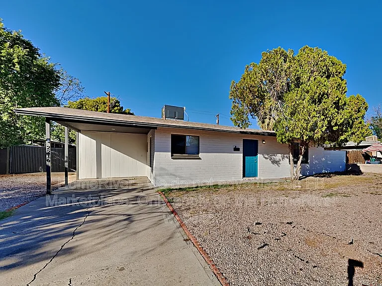 2216 W Minnezona Ave — Photo 1