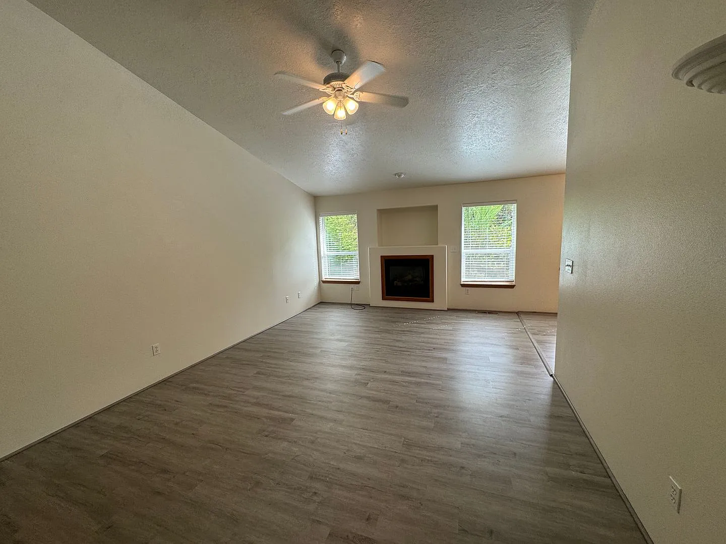 3 Bedroom Home In Lincoln City. — Photo 3
