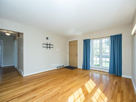 3rd image of 133 Chatwood Ter