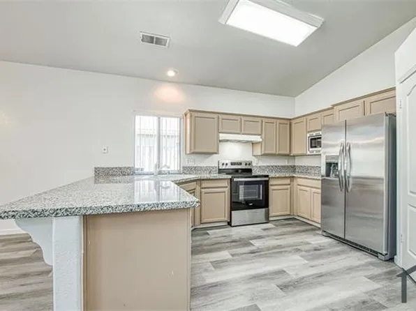 1708 E Chelsea Dr, Fresno, CA 93720