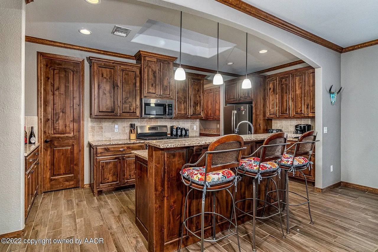 3 bed, 2412 sqft, $2,700 — Photo 1