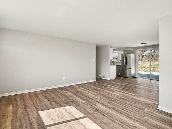 4th image of 32 Julia Ave