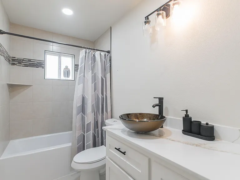4913 Deerwood Cir — Photo 10