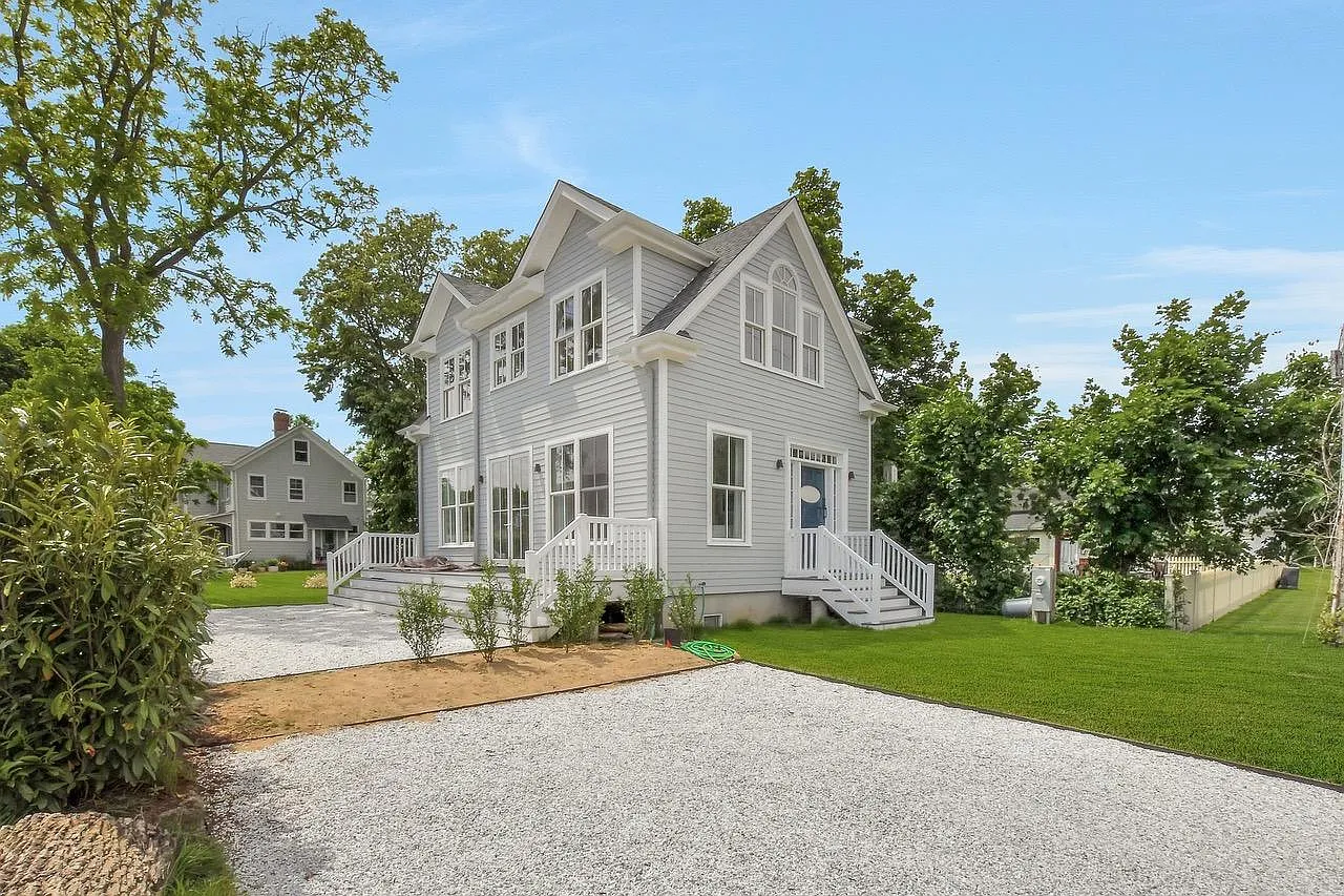 58 S Jamesport Ave — Photo 2